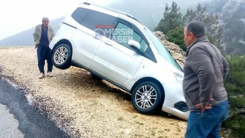 Mersin Gülnar'da Uçurum Kenarında Araç Kurtarıldı