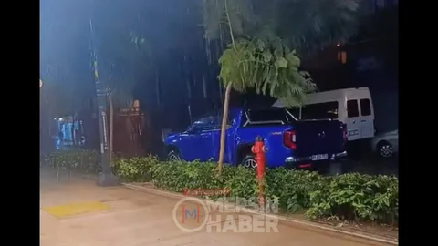 Mersin'de Sağanak Yağış ve Fırtına Etkili Oldu
