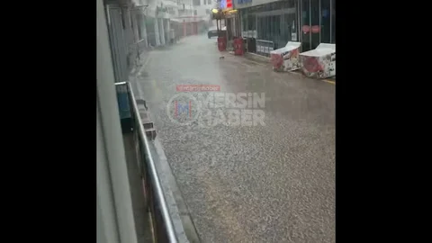 Kızkalesi'nde Sağanak Yağış Sokakları Boşalttı