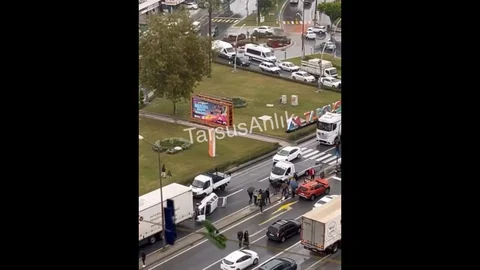 Tarsus'ta Trafik Kazası: Otomobil Devrildi