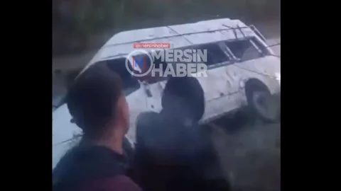Tarsus'ta Tarım İşçilerini Taşıyan Minibüs Drenaja Uçtu
