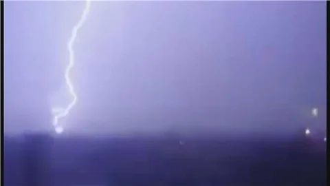 Tarsus'ta Yıldırımın düşme anı kameralara yansıdı