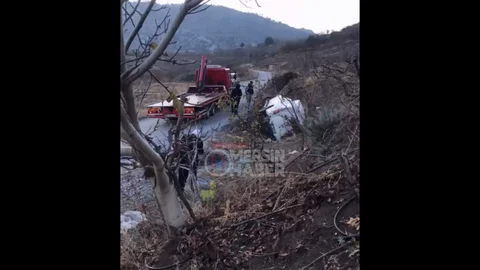 Mezitli'de Kamyonet Şarampole Devrildi