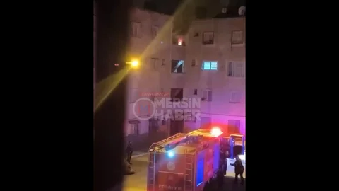 Mersin'de Apartman Yangını Görüntülendi