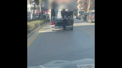 Tarsus'ta Tehlikeli Eğlence: Tüp Yüklü Kamyonete Asıldılar
