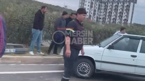 Mersin Erdemli'de Kontrolden Çıkan Araç Refüje Çarptı