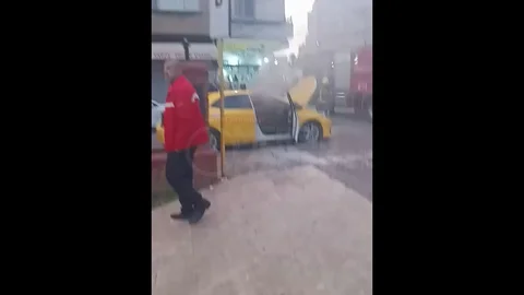 Mersin'de Park Halindeki Taksi Yandı