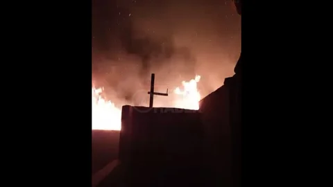 Karacailyas'ta Çatı Yangını: Mahalleli Yardım Eli Uzattı