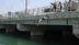 Adana'da Çocuklar ve Gençler, Seyhan Nehri'nde Serinlemek İçin Hayatlarını Tehlikeye Atıyor