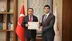Kütahya'da Vali Musa Işın, Kaymakam Alperen Teltik'e başarı belgesi takdim etti.