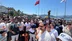 Marmaris'te Kapalı Çarşı esnafı düzenledikleri yürüyüşle gölgeliklerin kaldırılmasını protesto etti.