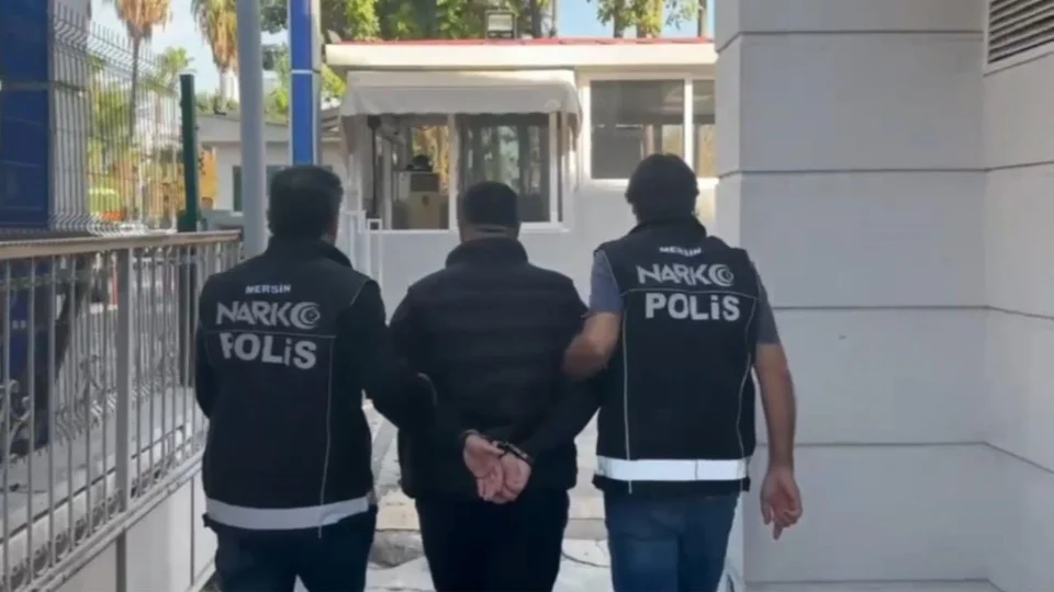 Mersin’de Zehir Tacirine Darbe: 40 Kiloya Yakın Uyuşturucu ve 4 Milyon TL’lik Döviz Yakalandı!
