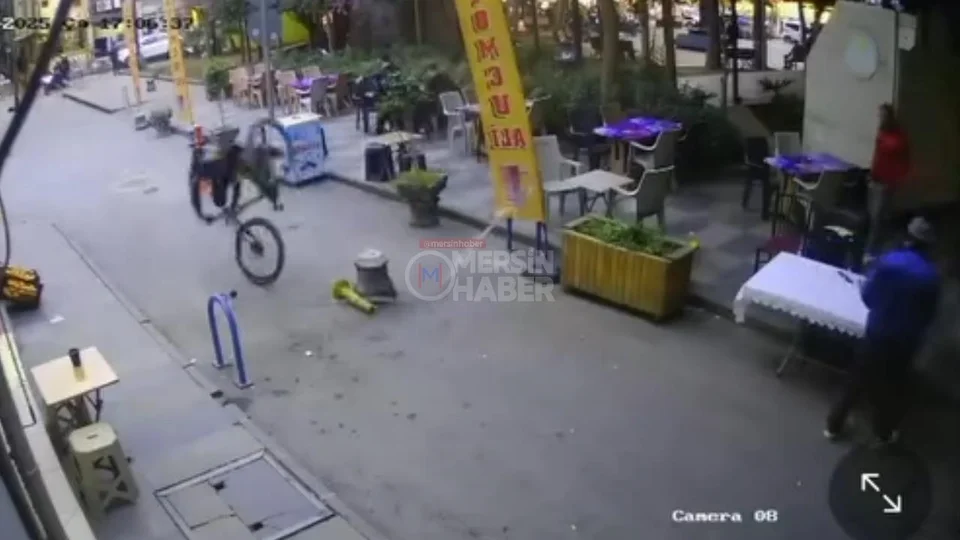 Zincire Takıldı, Havada Ters Takla Attı: Mersin’de İnanılmaz Bisiklet Kazası Kamerada
