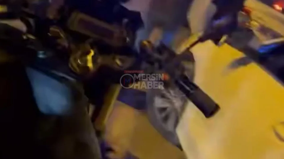 Motosikletçi Önce Sıkıştırıldı Ardından Önündeki Başka Araca Arkadan Çarptı: Mersin’de Motosiklet Kazasında 1 Yaralı!