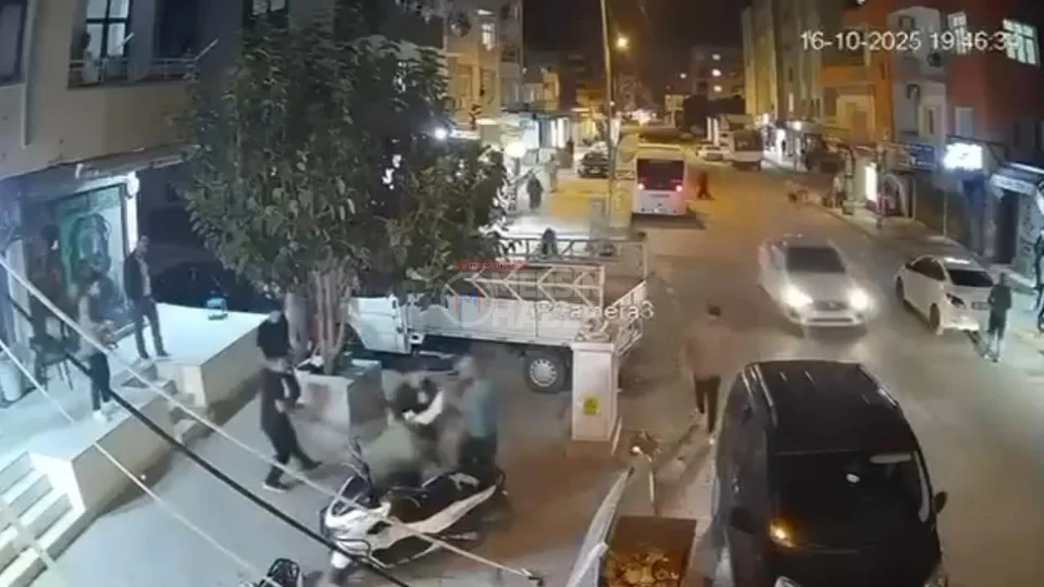 Tarsus’ta Cadde Ortasında Tekmeler Yumruklar Havada Uçuştu: Kavga Kamerada!