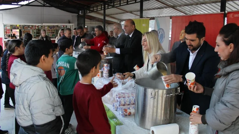 Tarsus'ta Öğrencilere Çorba Dağıtıldı