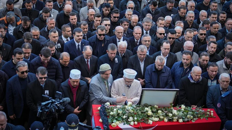 Vahap Seçer, Gülşah Durbay’ın Cenaze Törenine Katıldı: Durbay Ailesinin Acısını Paylaştı