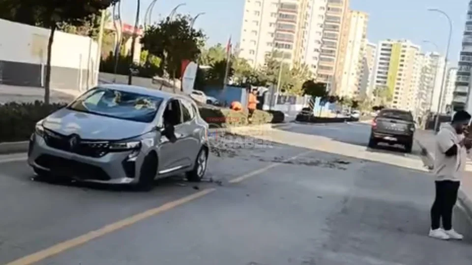 Tarsus'ta Kadın Sürücünün Otomobili Orta Refüjü Aşarak Ters Şeride Geçti!