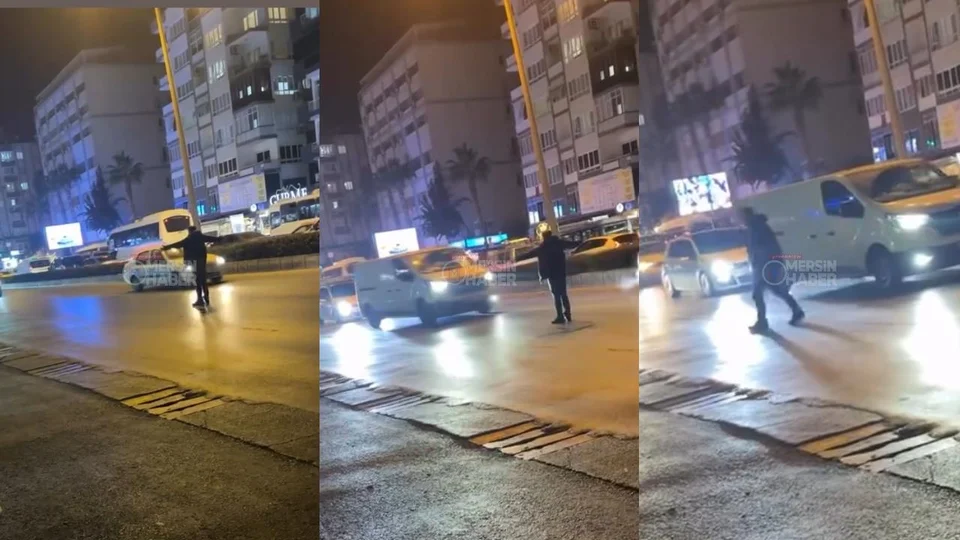 Gmk Bulvarı’nda Trafiğin Ortasında Bir Garip Olay: Az Kalsın Facia Oluyordu, Trafiğin Ortasında Kollarını Açıp Durdu!