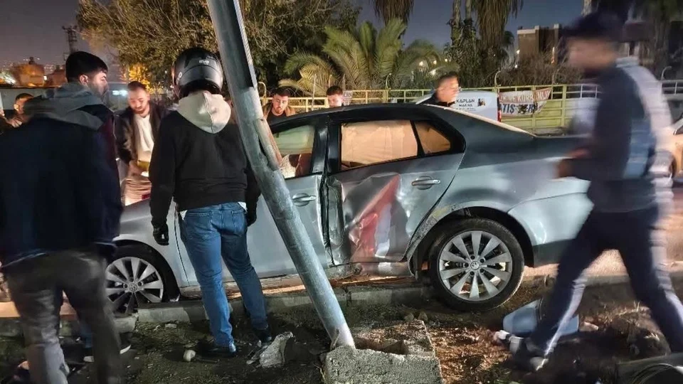 D400’de Korkutan Kaza! Araç Refüje Çıkıp Direğe Çarptı!