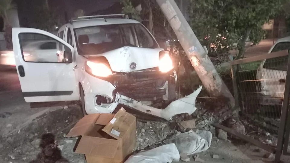 Mersin’de Feci Kaza: Ticari Araç Elektrik Direğine Saplandı!