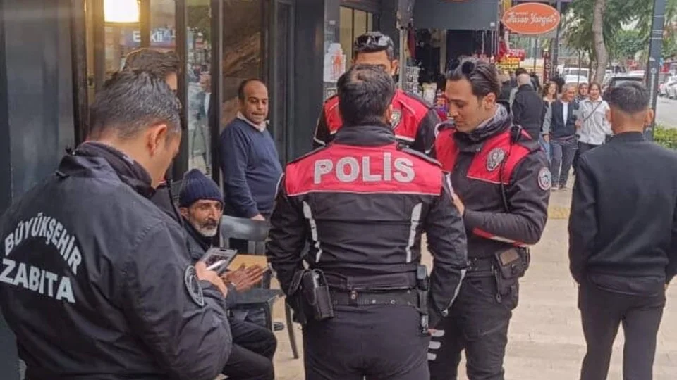 Dilencilik Yaparken Yakalandı! Mersin Zabıtasının Dikkati Sayesinde Aranan Şahıs Ele Geçirildi