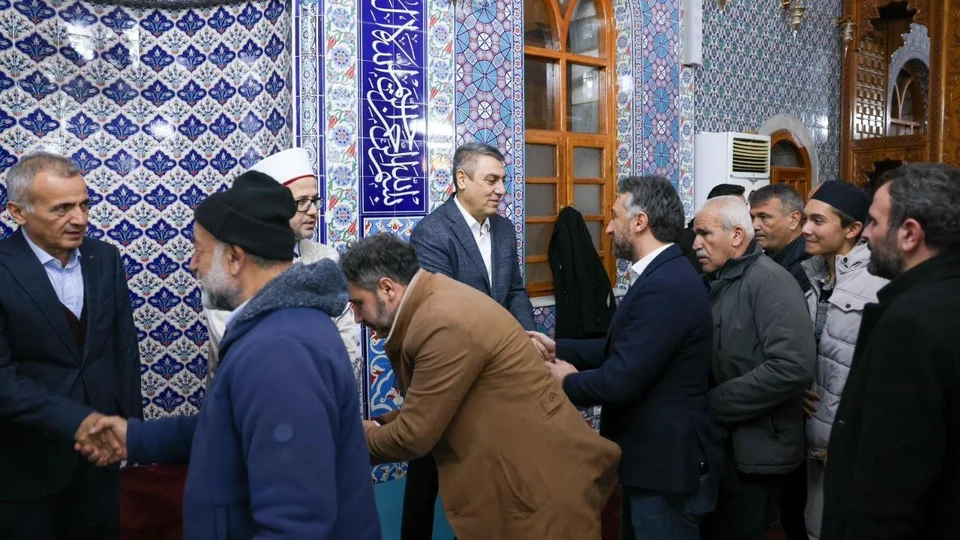 Mersin’de Miraç Kandili Coşkusu: Vali Toros Muğdat Camii’nde Vatandaşlarla Buluştu!