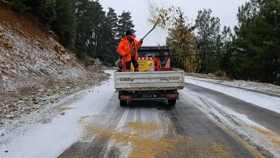 Kar Yağışıyla Birlikte Harekete Geçtiler: Mersin Büyükşehir Tarsus ve Çamlıyayla’da Kar Küreme ve Tuzlama Yapıyor