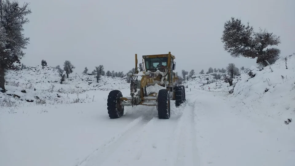 Kar Yağışı Sürüyor, Mersin Büyükşehir Gece Boyu Sahada: Büyükşehir Ekipleri 7/24 Yolları Açık Tutma Mesaisinde
