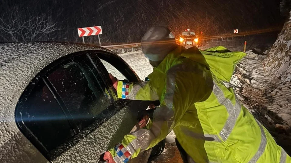 Karda Yolda Kalanların Yardımına Jandarma Koştu