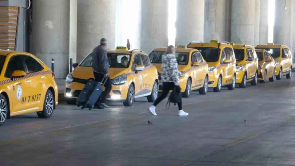 Çukurova Havalimanı'nda Korsan Taksi Alarmı: HAVAMAŞ Taksicileri Şikayetçi, Yolcu Güvenliği Tehlikede