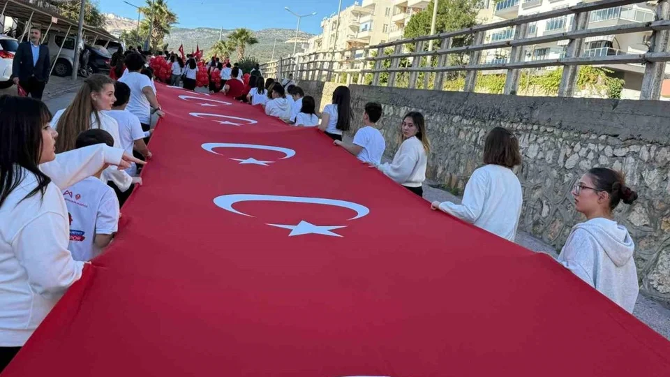 Taşucu'nda Öğrencilerden Coşkulu Bayrak Yürüyüşü: Vatan Sevgisi Meydanlara Taştı