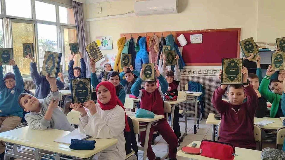 Anamur'da Gençler İçin Hayat Rehberi: Seçmeli Kur'an Dersi Alanlara Kur'an-ı Kerim Hediye Töreni