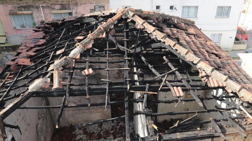 Tarihi Mersin Evi'nde Yangın Sonrası Müdahale: Akdeniz Belediyesi Çatıyı Temizledi, Tehlikeli Kiremitleri Söküp Düşürdü
