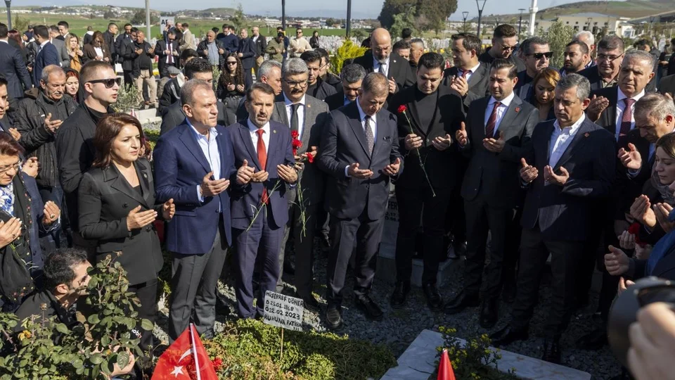 CHP Lideri Özel ve Mersin Bb Başkanı Seçer, Depremin 3. Yılında Hatay'da: Narlıca Şehitliği ve Konteyner Kent Ziyareti