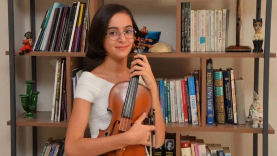 Otomobilin Çarpması Sonucu Vefat Eden Mersin'in Yetiştirdiği Keman Sanatçısı Laçin Akyol'un Ölüm Yıldönümü: Ailesi ve Sevenleri Mezar Başında Buluştu