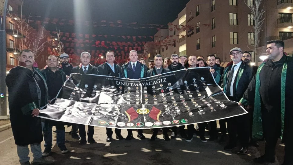 Mersin Barosu'ndan Hatay'a Dayanışma: Mersin Barosu Başkanı Gazi Özdemir, Hatay'daki Deprem Anmasında Konuştu