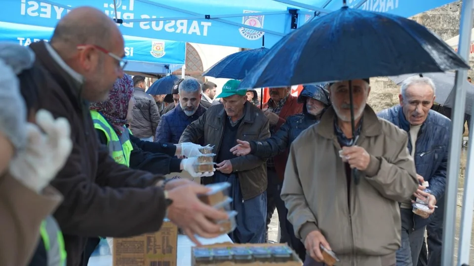 Tarsus’ta Hüzünlü Cuma: Tarsus Belediyesi 6 Şubat Şehitleri İçin Helva Dağıttı