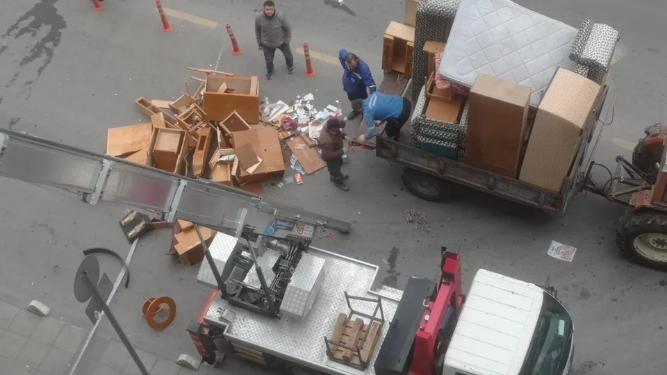 Akdeniz Bahçe Mahallesi'nde Çöp Ev Operasyonu: 4. Katta Çöp Dağı Oluşan Daire Temizlendi