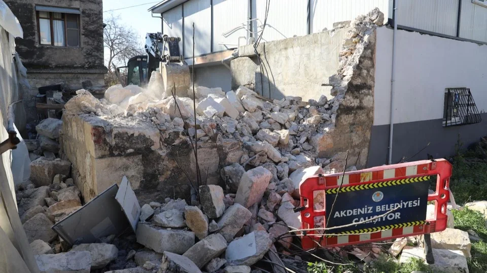 2 Katlı Harabe Yıkıldı: Akdeniz Belediyesi Kazanlı İstiklal Caddesi'nde Metruk Yapıyı Yıktı!