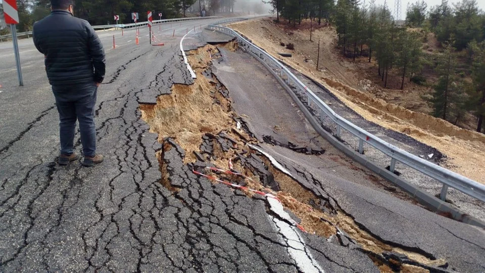 Çamlıyayla’da Yağış Sonrası Toprak Kayması: Yolda 2 Metrelik Dev Çukur Oluştu