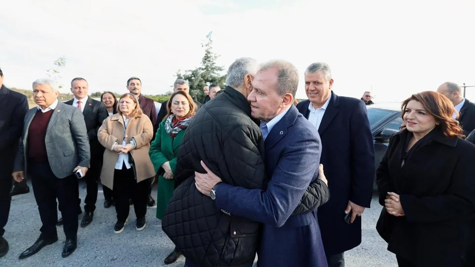 Adana Karalar’a Kavuştu: Özgür Özel ve Vahap Seçer’le Büyük Kucaklaşma Mitingi Düzenlendi