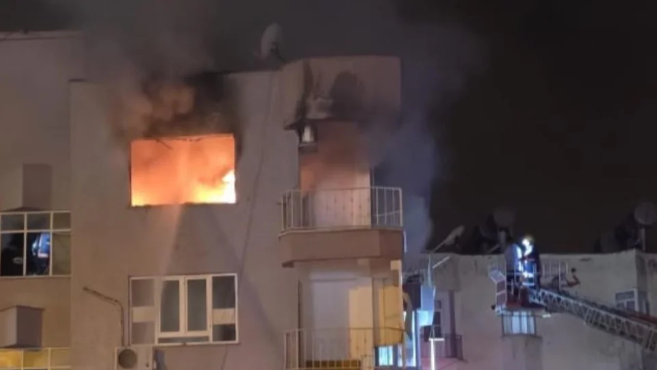 Anamur'da Yangın: Son Kat Daire Alevlere Teslim Oldu, 2 Kişi Dumandan Etkilendi!