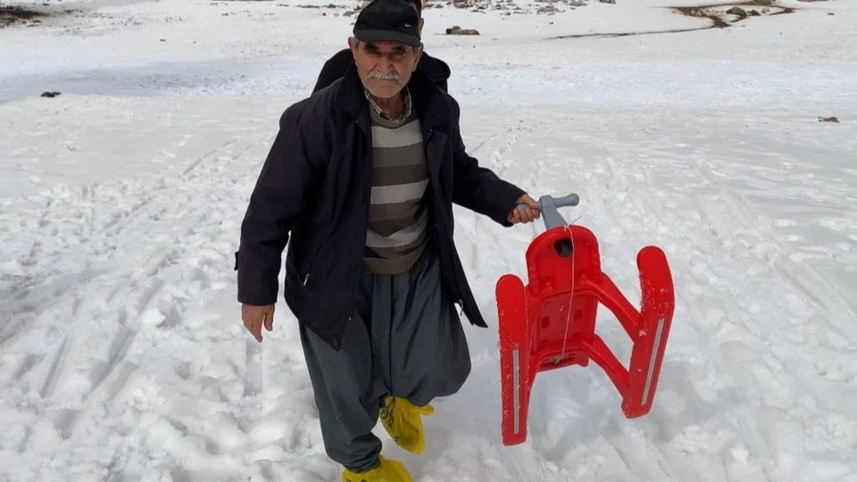 Her Yaştan Toroslar'da Kar Keyfi: Yaşlı Amcalar Kızakla Kayıyor, Aileler Doyasıya Eğleniyor!