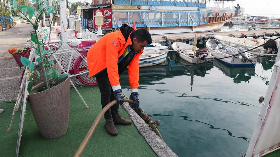 Mersin Denizlerini Kurtarıyor: Mavi Kart Sistemi ile 25 Bin Metreküp Atık Bertaraf Edildi!