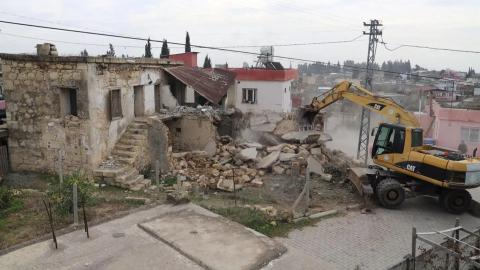Akdeniz'de Metruk Yapılarla Mücadele Sürüyor: Evci'de 2 Katlı Harabe Yıkıldı