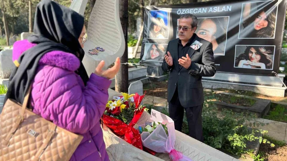 11 Yıl Oldu, Acı İlk Günkü Gibi: Özgecan Aslan Mersin'de Mezarında Anıldı