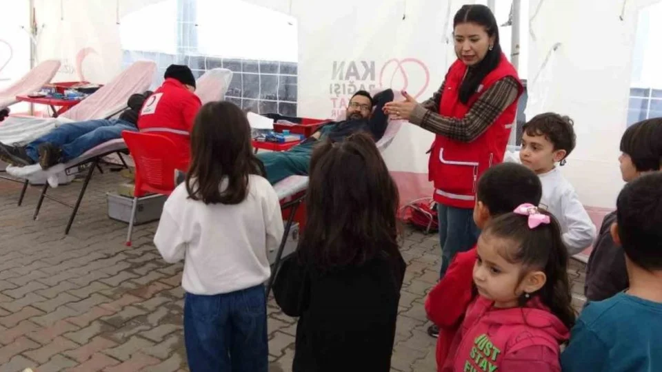 Mersin İtfaiye Erleri Okulda Kan Bağışı Yaptı, Öğrenciler Alkışlarla Karşıladı