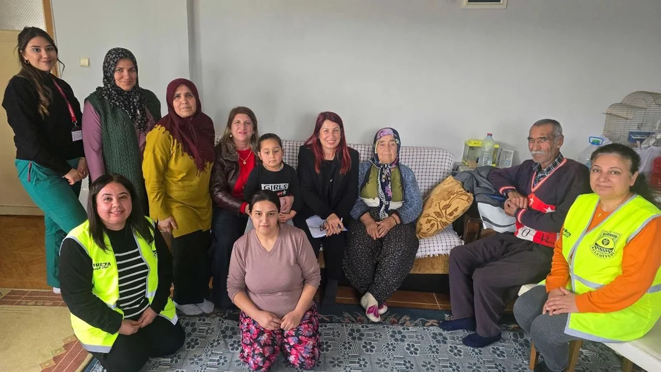 Tarsus Belediyesi Kapı Kapı Ziyaret Ediyor: " Her Zaman Yanınızda" Projesiyle Vatandaşlar Duygusal Anlar Yaşıyor!