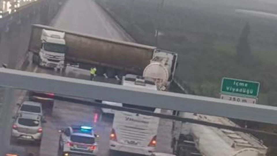 Tarsus-mersin Otoyolu'nda TIR Kazası: Kontrolden Çıkan Araç Yolu Kapattı, Ulaşım Aksadı!